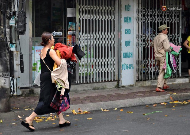  Hà Nội: Cháy lớn tại khu tập thể Kim Liên, người dân khóc nghẹn vì ngọn lửa bao trùm kinh hoàng - Ảnh 6.