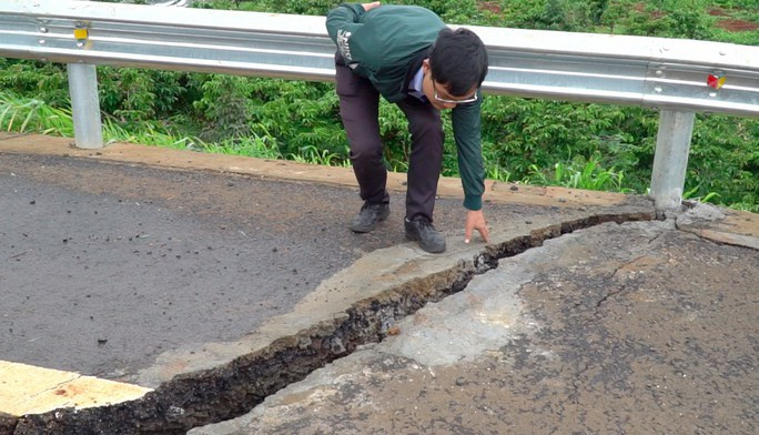 Đường 250 tỷ chưa bàn giao đã nứt toác: Khoanh vùng điểm sạt lở, tránh lan rộng - 1