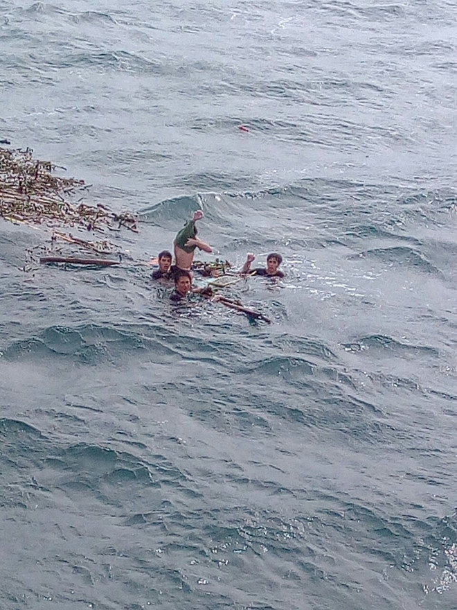 Đối diện tử thần 25 giờ trên biển: Ngư dân hét đến xé họng khi thấy tàu - ảnh 1