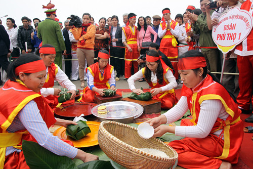 Thi gói bánh chưng ở lễ hội Đền Hùng.