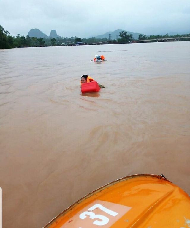 Đi thị sát vùng lũ, Phó Chủ tịch huyện cùng nhiều cán bộ bị lật thuyền trôi gần 1km - 2