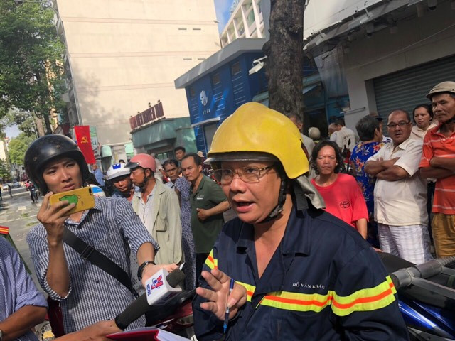 Cháy dữ dội tòa nhà cao tầng trên đường Nguyễn Trãi, TP HCM - Ảnh 4.