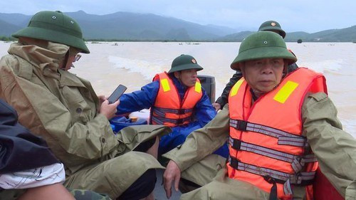 Đi thị sát vùng lũ, Phó Chủ tịch huyện cùng nhiều cán bộ bị lật thuyền trôi gần 1km - 1