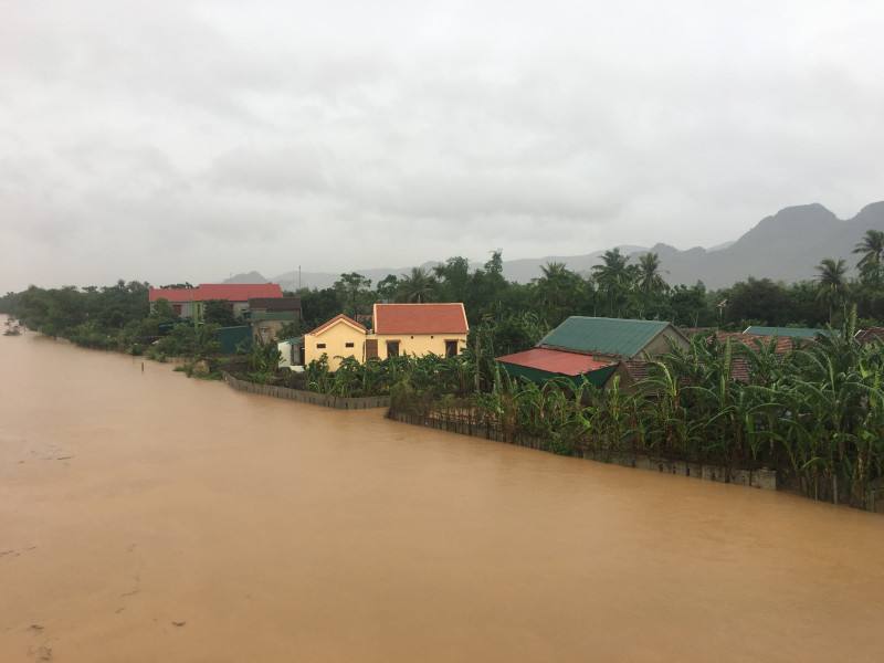 Đi thị sát vùng lũ, Phó Chủ tịch huyện cùng nhiều cán bộ bị lật thuyền trôi gần 1km - 3