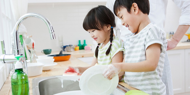 
Tham gia làm việc nhà sẽ giúp trẻ có nhiều kỹ năng sống độc lập khi lớn. Ảnh minh họa
