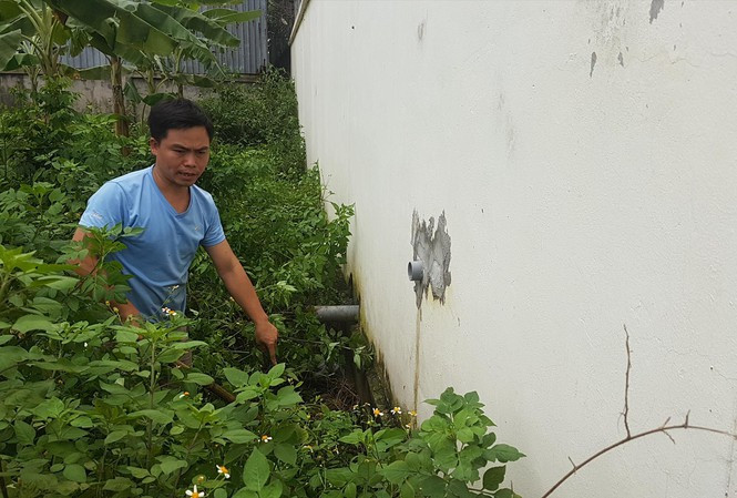 Ông Nguyễn Xuân Phương, Phó trưởng xóm Chùa (xã Nam Tiến) chỉ khu vực thoát nước thải đổ ra cống thoát nước chung với khu dân cư