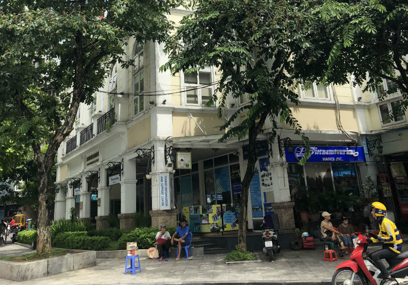 Trung tâm văn hoá Hồ Gươm biến mình thành quán cafe, bán vé máy bay