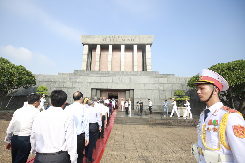 Chính sách - Lãnh đạo Hội Luật gia Việt Nam cùng đại biểu dâng hương tưởng niệm các anh hùng liệt sĩ và vào Lăng viếng Chủ tịch Hồ Chí Minh (Hình 9).