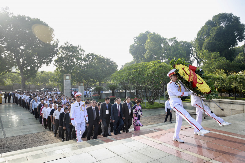 Chính sách - Lãnh đạo Hội Luật gia Việt Nam cùng đại biểu dâng hương tưởng niệm các anh hùng liệt sĩ và vào Lăng viếng Chủ tịch Hồ Chí Minh (Hình 2).