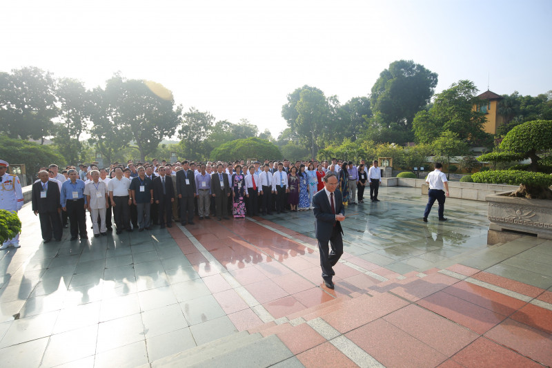 Chính sách - Lãnh đạo Hội Luật gia Việt Nam cùng đại biểu dâng hương tưởng niệm các anh hùng liệt sĩ và vào Lăng viếng Chủ tịch Hồ Chí Minh (Hình 3).