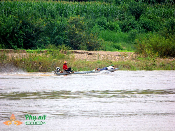 Những bóng hồng lái xuồng cừ khôi chơi vơi giữa dòng nước lũ mưu sinh - Ảnh 8