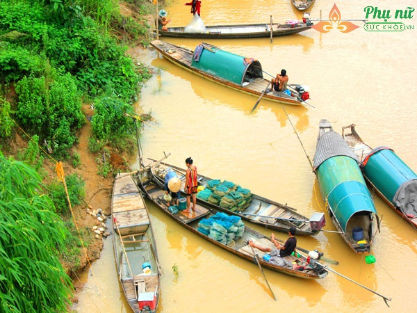 Những bóng hồng lái xuồng cừ khôi chơi vơi giữa dòng nước lũ mưu sinh - Ảnh 1