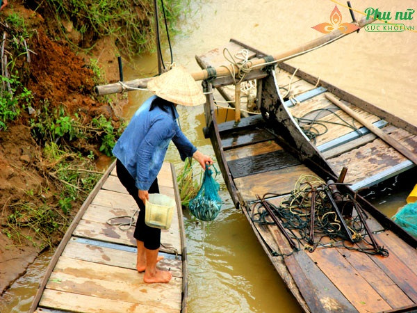 Những bóng hồng lái xuồng cừ khôi chơi vơi giữa dòng nước lũ mưu sinh - Ảnh 9