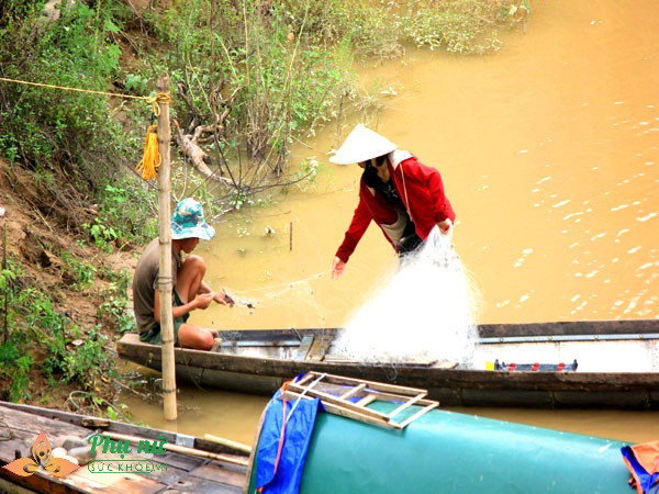 Những bóng hồng lái xuồng cừ khôi chơi vơi giữa dòng nước lũ mưu sinh - Ảnh 10