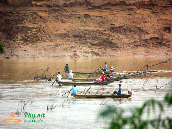 Những bóng hồng lái xuồng cừ khôi chơi vơi giữa dòng nước lũ mưu sinh - Ảnh 3