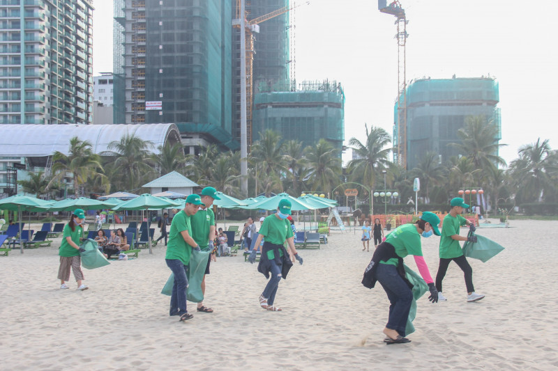 Hơn 600 bạn trẻ ở Đà Nẵng cùng nhau làm sạch bãi biển - 2