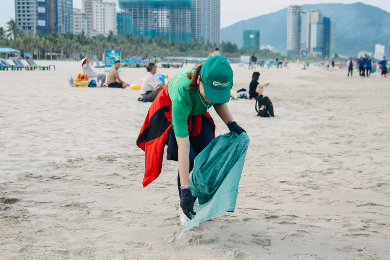 Hơn 600 bạn trẻ ở Đà Nẵng cùng nhau làm sạch bãi biển - 3