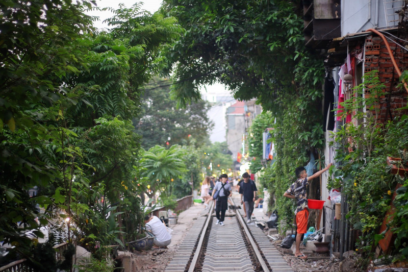 Khám phá đoạn đường tàu “sống ảo” rợp bóng cây xanh gây “sốt” ở Hà Nội - 2