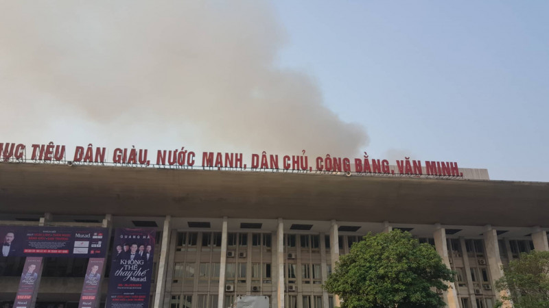 Cháy lớn tại Cung văn hóa hữu nghị Việt Xô, khói đen bốc ngùn ngụt - 2