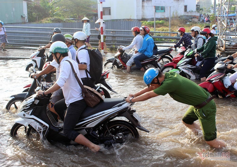 Đưa con đi học từ 5 rưỡi sáng, người Cần Thơ ngao ngán bơi trong biển nước