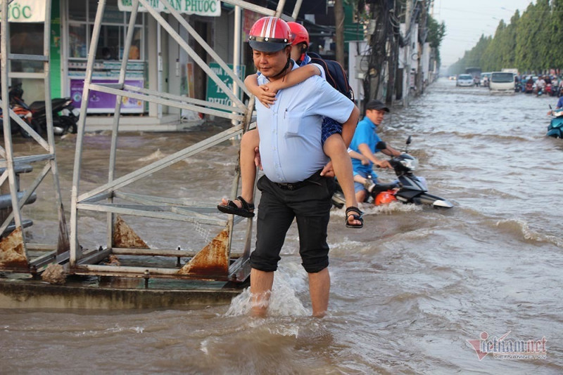 Đưa con đi học từ 5 rưỡi sáng, người Cần Thơ ngao ngán bơi trong biển nước