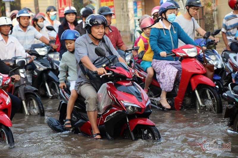 Đưa con đi học từ 5 rưỡi sáng, người Cần Thơ ngao ngán bơi trong biển nước