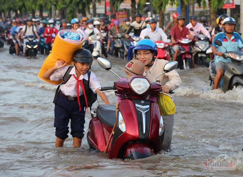 Đưa con đi học từ 5 rưỡi sáng, người Cần Thơ ngao ngán bơi trong biển nước