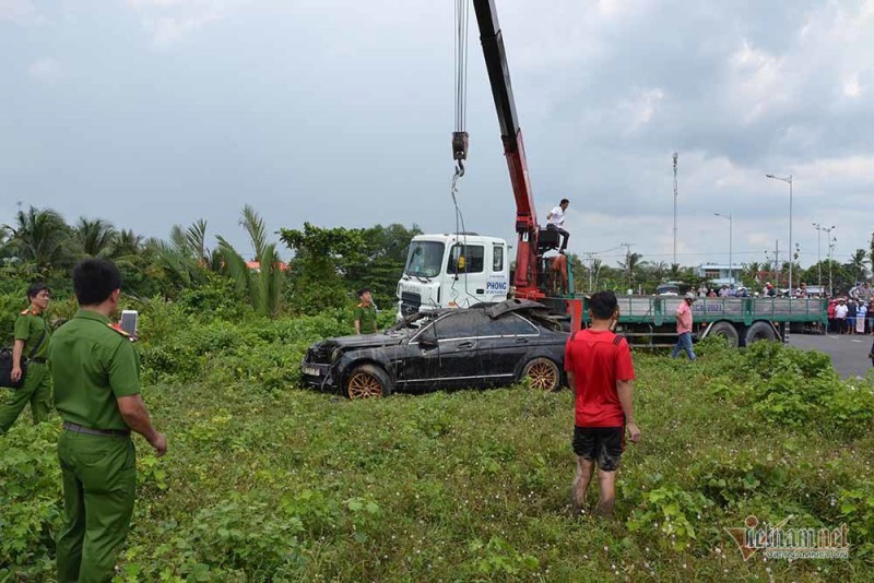 Xe Mercedes nằm dưới kênh ở Tiền Giang, 3 người chết bên trong