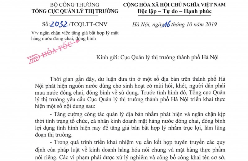 Cụ thể, trong công văn Tổng cục Quản lý thị trường yêu cầu Cục Quản lý thị trường thành phố Hà Nội tăng cường công tác quản lý địa bàn nhằm phát hiện và ngăn chặn kịp thời tình trạng tổ chức, cá nhân Kinh doanh mặt hàng nước đóng chai, đóng bình lợi dụng tình hình hiện nay để tăng giá bán bất hợp lý nhằm trục lợi, làm lũng đoạn thị trường.     Công văn hoả tốc chỉ đạo Cục QLTT Hà Nội của Tổng cục QLTT  Cùng với đó, trong quá trình triển khai nhiệm vụ cần kết hợp tuyên truyền các quy định của pháp luật về Kinh doanh hàng hóa nói chung và mặt hàng thực phẩm nói riêng. Các vi phạm phải được xử lý nghiêm và công bố công khai tên cơ sở, địa chỉ, loại sản phẩm vi phạm trên các phương tiện thông tin đại chúng theo quy định của pháp luật.     Nước đóng bình được nhiều gia đình sử dụng như một hình thức cứu cánh những ngày qua  Trước đó, những ngày qua, người dân tại một số khu vực trên địa bàn thủ đô phát hiện nước sinh hoạt có mùi khét nồng nặc. Trong khi chờ kết quả xét nghiệm về chất lượng nguồn nước nơi mình sinh sống, nhiều gia đình đã chuyển sang mua nước đóng bình về sử dụng nấu nướng thay vì dùng nước máy như trước.   Hiện tượng nước sạch sông Đà có mùi lạ xuất hiện từ ngày 10/10 ở nhiều quận ở Hà Nội như Thanh Xuân, Hoàng Mai, Nam Từ Liêm... Kết quả xét nghiệm xác định mùi lạ trong nước liên quan đến chất Styren, chất này có tỷ lệ cao hơn 1,3 - 3,6 lần so với mức bình thường.  Hà Nội cũng khuyến cáo mọi người dân sử dụng nước thuộc vùng do Công ty cổ phần Viwaco, Công ty TNHH MTV nước sạch Hà Đông cung cấp, ''chỉ nên dùng nguồn nước này để tắm giặt, không sử dụng để nấu ăn, uống''.