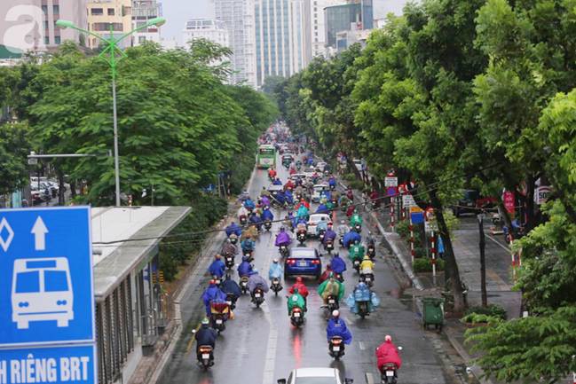 Hà Nội đón mưa lớn sau chuỗi ngày nắng hanh, người dân vui mừng vì ô nhiễm không khí được giảm đáng kể-1
