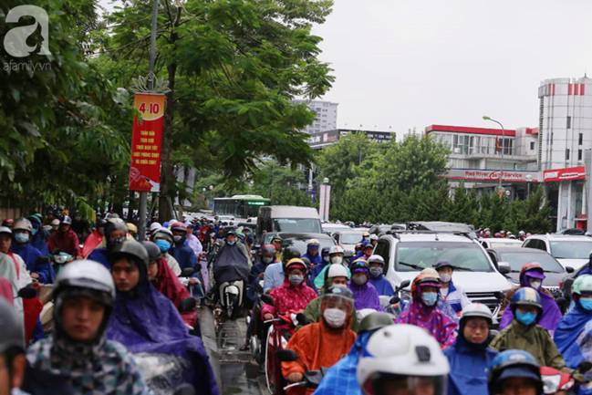 Hà Nội đón mưa lớn sau chuỗi ngày nắng hanh, người dân vui mừng vì ô nhiễm không khí được giảm đáng kể-11