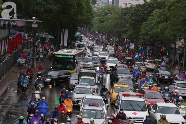 Hà Nội đón mưa lớn sau chuỗi ngày nắng hanh, người dân vui mừng vì ô nhiễm không khí được giảm đáng kể-12