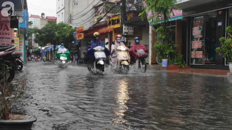 Hà Nội đón mưa lớn sau chuỗi ngày nắng hanh, người dân vui mừng vì ô nhiễm không khí được giảm đáng kể-14