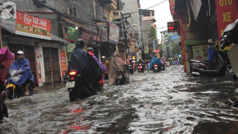 Hà Nội đón mưa lớn sau chuỗi ngày nắng hanh, người dân vui mừng vì ô nhiễm không khí được giảm đáng kể-16