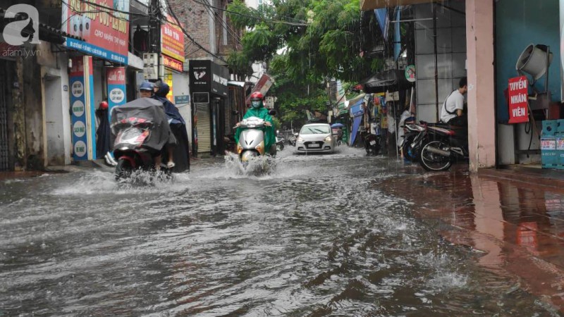 Hà Nội đón mưa lớn sau chuỗi ngày nắng hanh, người dân vui mừng vì ô nhiễm không khí được giảm đáng kể-17