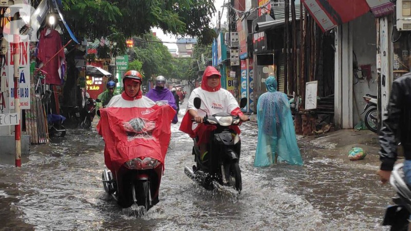 Hà Nội đón mưa lớn sau chuỗi ngày nắng hanh, người dân vui mừng vì ô nhiễm không khí được giảm đáng kể-18