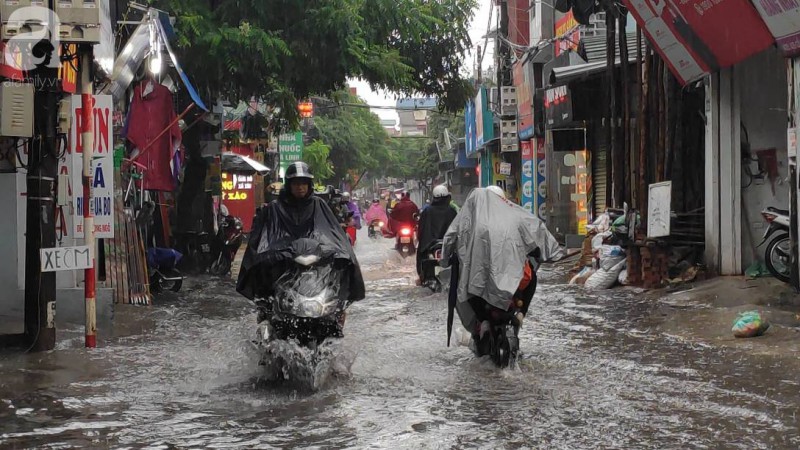 Hà Nội đón mưa lớn sau chuỗi ngày nắng hanh, người dân vui mừng vì ô nhiễm không khí được giảm đáng kể-19