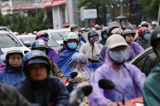 Hà Nội đón mưa lớn sau chuỗi ngày nắng hanh, người dân vui mừng vì ô nhiễm không khí được giảm đáng kể-2