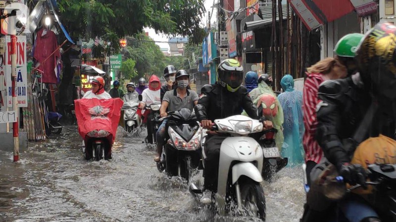 Hà Nội đón mưa lớn sau chuỗi ngày nắng hanh, người dân vui mừng vì ô nhiễm không khí được giảm đáng kể-22