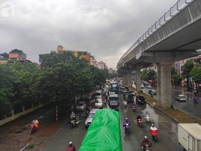 Hà Nội đón mưa lớn sau chuỗi ngày nắng hanh, người dân vui mừng vì ô nhiễm không khí được giảm đáng kể-23