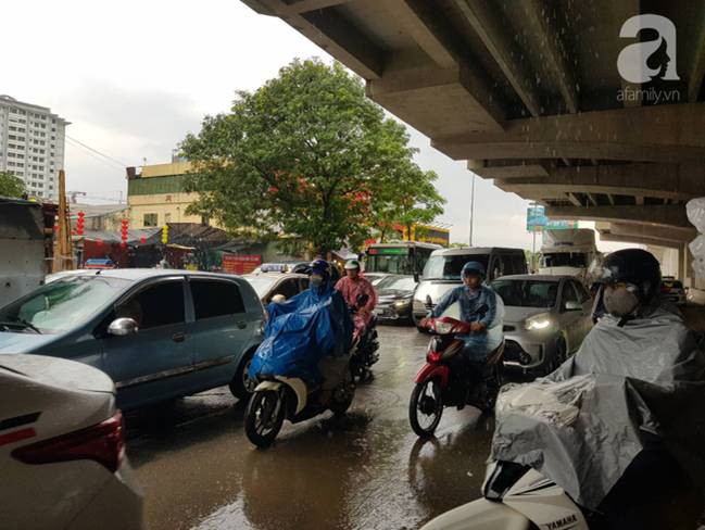 Hà Nội đón mưa lớn sau chuỗi ngày nắng hanh, người dân vui mừng vì ô nhiễm không khí được giảm đáng kể-24