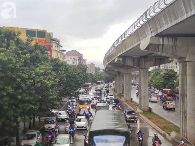 Hà Nội đón mưa lớn sau chuỗi ngày nắng hanh, người dân vui mừng vì ô nhiễm không khí được giảm đáng kể-26