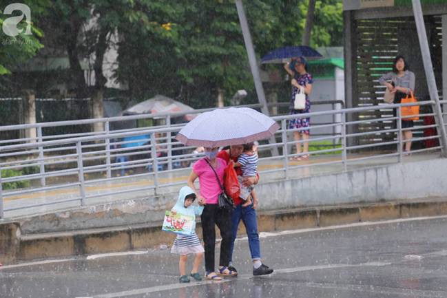 Hà Nội đón mưa lớn sau chuỗi ngày nắng hanh, người dân vui mừng vì ô nhiễm không khí được giảm đáng kể-3