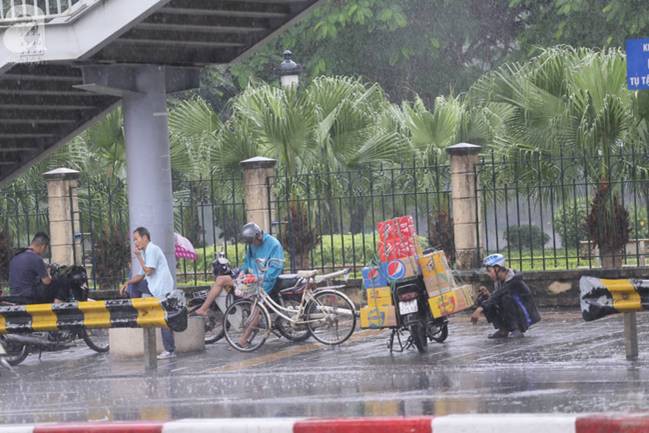 Hà Nội đón mưa lớn sau chuỗi ngày nắng hanh, người dân vui mừng vì ô nhiễm không khí được giảm đáng kể-4