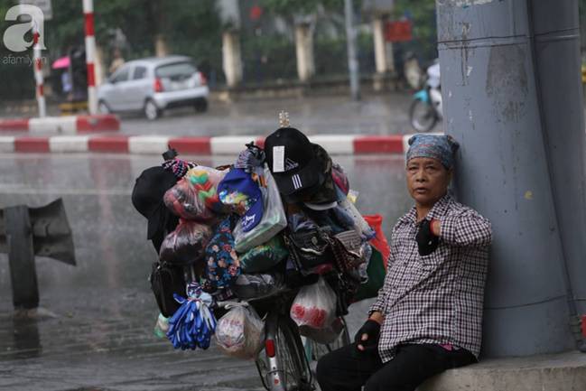 Hà Nội đón mưa lớn sau chuỗi ngày nắng hanh, người dân vui mừng vì ô nhiễm không khí được giảm đáng kể-5