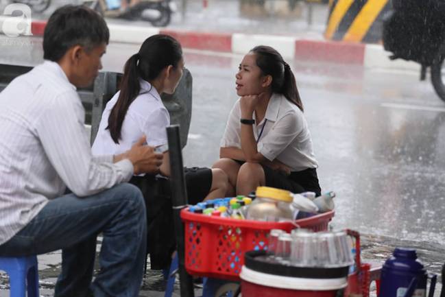 Hà Nội đón mưa lớn sau chuỗi ngày nắng hanh, người dân vui mừng vì ô nhiễm không khí được giảm đáng kể-6