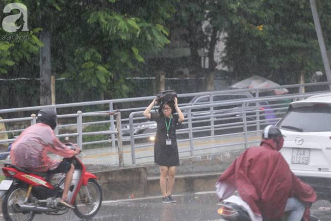 Hà Nội đón mưa lớn sau chuỗi ngày nắng hanh, người dân vui mừng vì ô nhiễm không khí được giảm đáng kể-8