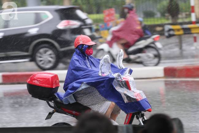 Hà Nội đón mưa lớn sau chuỗi ngày nắng hanh, người dân vui mừng vì ô nhiễm không khí được giảm đáng kể-9