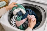 Bí quyết giặt quần áo sạch, thơm, bền màu cho người bận rộn