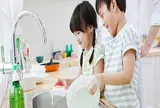 Bố mẹ đang tước đi kỹ năng sống độc lập của con vì những điều này